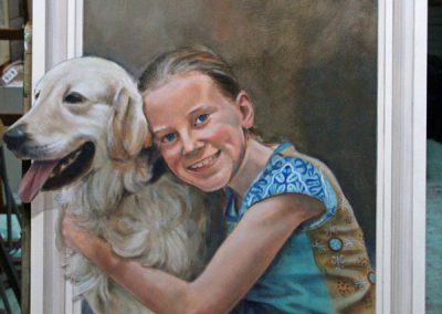 Een portret van een kind met een golden retriever