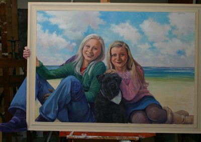 Twee kinderen met een hond op strand